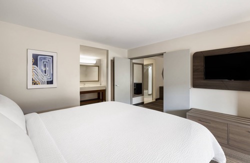 Simi Valley Hotel | Holiday Inn Express Simi Valley by IHG