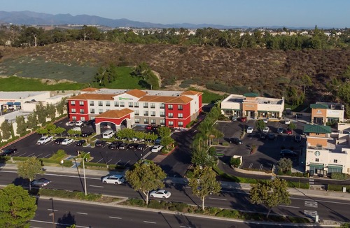 Lake Forest Hotel | Holiday Inn Express & Suites - Lake Forest, an Ihg Hotel