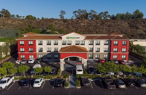 Lake Forest Hotel | Holiday Inn Express & Suites - Lake Forest, an Ihg Hotel
