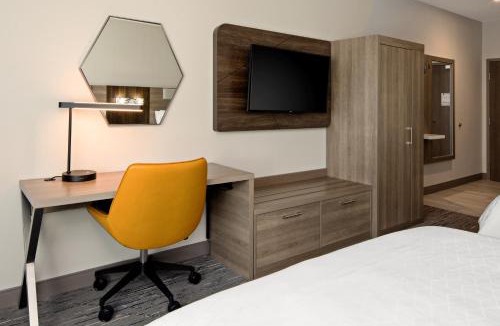 Palm Desert Hotel | Holiday Inn Express & Suites Palm Desert - Millennium by IHG