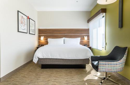 Lake Forest Hotel | Holiday Inn Express & Suites - Lake Forest by IHG