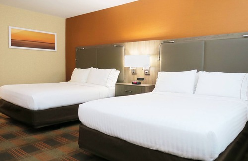 Elk Grove Hotel | Holiday Inn Express & Suites Elk Grove Central - Hwy 99 by IHG
