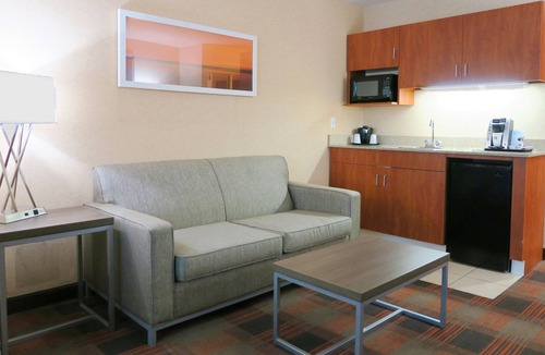 Elk Grove Hotel | Holiday Inn Express & Suites Elk Grove Central - Hwy 99 by IHG