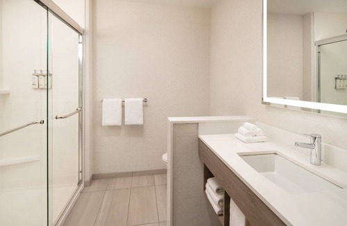 Raisin Hotel | Holiday Inn Express & Suites Fresno Airport by IHG