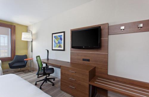 Corona Hotel | Holiday Inn Express & Suites Corona by IHG