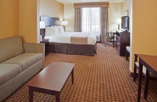 Dinuba Hotel | Holiday Inn Express & Suites Dinuba West by IHG