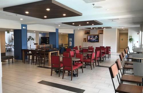Tracy Hotel | Holiday Inn Express & Suites Tracy by IHG