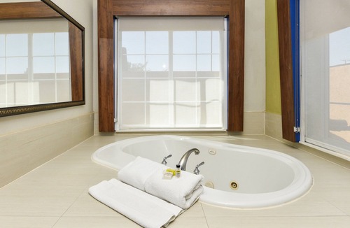 Corona Hotel | Holiday Inn Express & Suites Corona by IHG