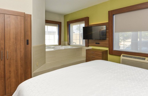 Corona Hotel | Holiday Inn Express & Suites Corona by IHG