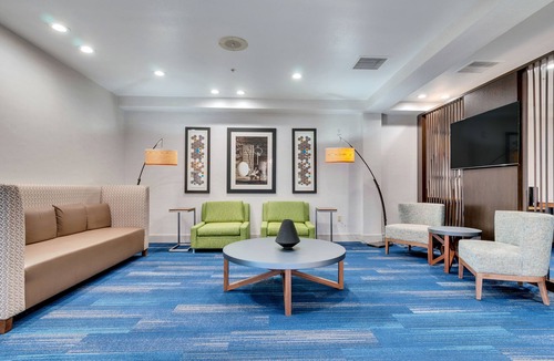 Lake Elsinore Hotel | Holiday Inn Express & Suites, Lake Elsinore by IHG