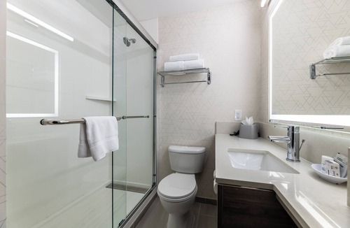 North Hills East Hotel | Holiday Inn Express Van Nuys by IHG