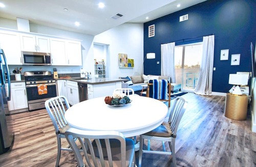 Lawndale Condo | Hollywood Hideaway