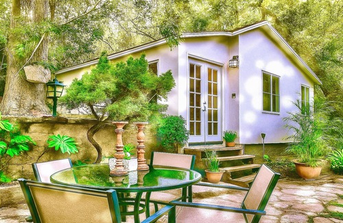 La Brea Cottage | Hollywood Hills Guest House+Views+Outdoor Patio+Garden+Free Street Parking