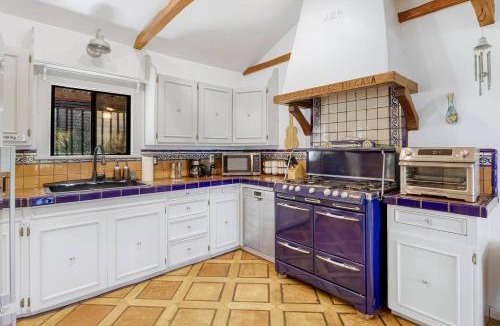 Studio City House | Hollywood Hills Walk to Universal City Views