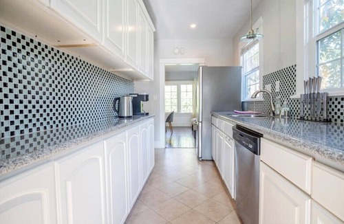 Hollywood House | Hollywood house with parking & backyard, walk to attractions