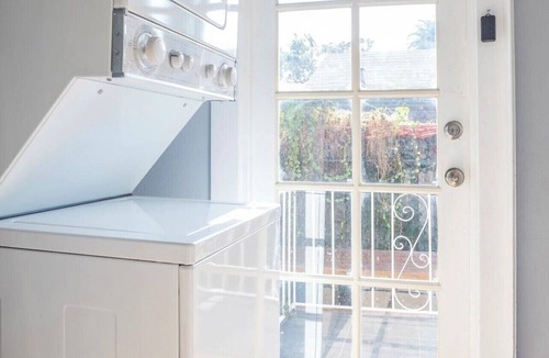 Hollywood House | Hollywood house with parking & backyard, walk to attractions