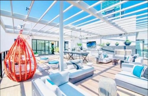 Hollywood Apartment | Hollywood Penthouse with Balcony & Pool View