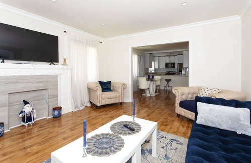 Hollywood Hills Apartment | Hollywood Sunshine