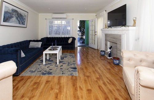 Hollywood Hills Apartment | Hollywood Sunshine