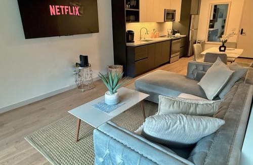 Los Angeles Apartment | Hollywood Walk of Fame I Pool View I Fitness Center I Free Parking!
