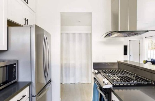 North Hollywood House | Hollywoodland Suite Built in Exquisite Contemporary Style