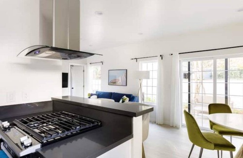 North Hollywood House | Hollywoodland Suite Built in Exquisite Contemporary Style