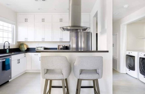 North Hollywood House | Hollywoodland Suite Built in Exquisite Contemporary Style