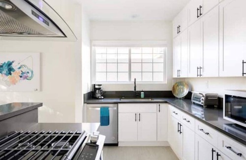 North Hollywood House | Hollywoodland Suite Built in Exquisite Contemporary Style