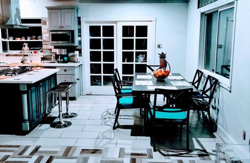 Valinda House | Home away from 🏠 City life 🌆and sunny🏖️