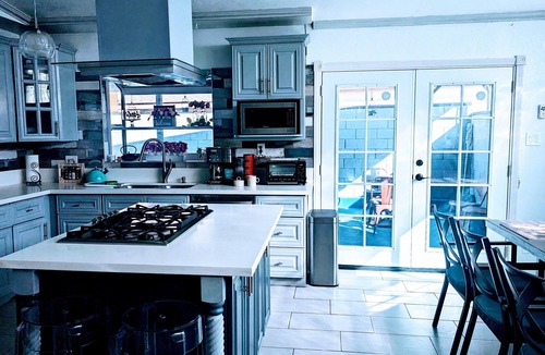 Valinda House | Home away from 🏠 City life 🌆and sunny🏖️