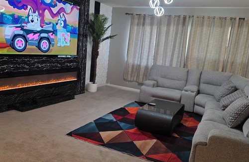 Temecula House | Home away from home, cozy room with private bathroom and great mountain view.