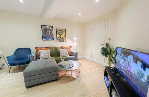 Pimlico Apartment | Home like 3-bedroom Flat in Pimlico with laundry area, mini-patio & FREE Wi-Fi