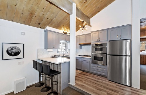 Running Springs House | HOT TUB! COZY 2 bedroom mountain/lake getaway!