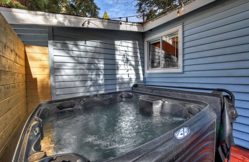 Running Springs House | HOT TUB! COZY 2 bedroom mountain/lake getaway!