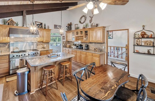 Eagle Mountain Estates Cabin | HOT TUB! Pool Table! Theater Area! Propane Barbecue! Multiple Fireplaces! Gourmet Kitchen!