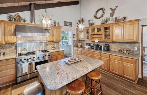 Eagle Mountain Estates Cabin | HOT TUB! Pool Table! Theater Area! Propane Barbecue! Multiple Fireplaces! Gourmet Kitchen!
