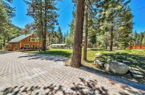 Christmas Valley Ski Chalet | HOT TUB, RIVERFRONT CHALET FAMILY & DOG FRIENDLY ON ACRE WALK, HIKE RECREATION