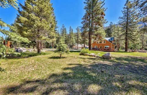 Christmas Valley Ski Chalet | HOT TUB, RIVERFRONT CHALET FAMILY & DOG FRIENDLY ON ACRE WALK, HIKE RECREATION