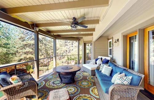 Grass Valley House | House ∙ 6 bedrooms ∙ 20 guests