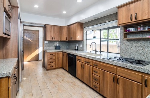 Valley Glen House | HOUSE IN PRIME LOCATION WITH HUGE POOL & SPA