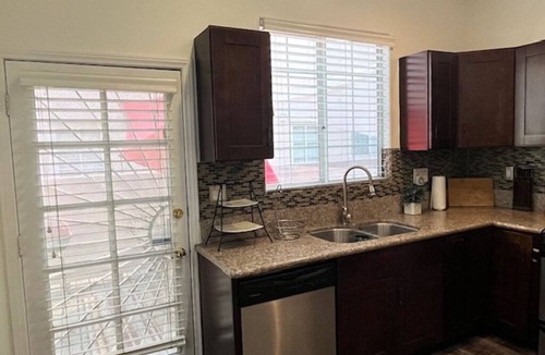 Inglewood Condo | House of Gordon Gartrale - Near LAX & Sofi! Family-Sized Condo In No. Inglewood