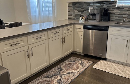 Los Angeles House | House of Gucci Inspired I 4BR + Free Parking + Prime Location InDiscounted Rate