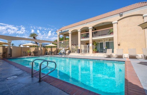 Buena Park Hotel | Howard Johnson by Wyndham Buena Park
