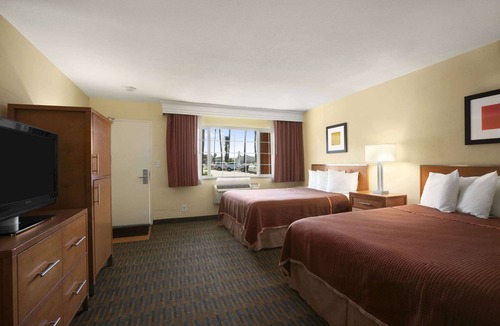 Midway District Hotel | Howard Johnson by Wyndham San Diego Sea World