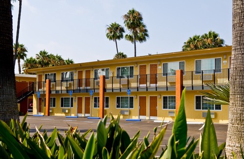 Midway District Hotel | Howard Johnson by Wyndham San Diego Sea World
