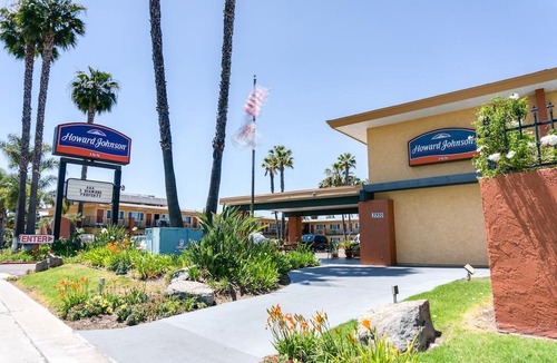 Midway District Hotel | Howard Johnson by Wyndham San Diego Sea World