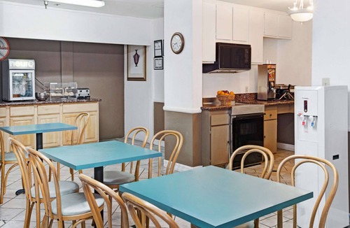 Delthorne Hotel | Howard Johnson by Wyndham Torrance