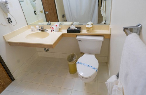 Buena Park Hotel | Howard Johnson by Wyndham Buena Park