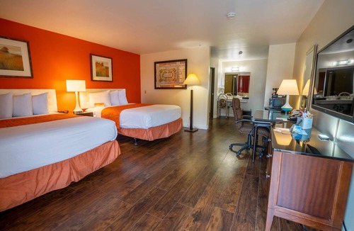 Buena Park Hotel | Howard Johnson by Wyndham Buena Park