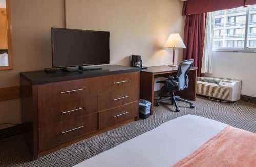 Northwest Anaheim Hotel | Howard Johnson by Wyndham Fullerton/Anaheim Conference Cntr